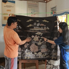Sodiqin with his Batik Creation_Trees4Trees Cilacap 1005 copy.jpg